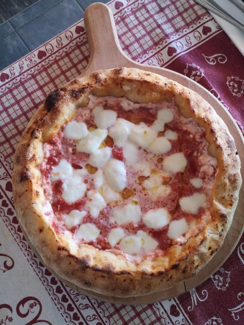 Ricetta per una pizza alta e soffice senza impastare