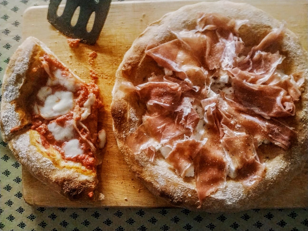 Ricetta per una pizza alta e soffice senza impastare